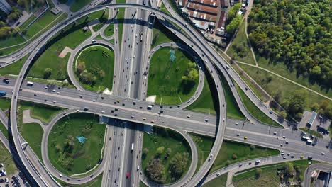 Vista-Aérea-De-Una-Intersección-De-Autopistas-Con-Senderos-De-Tráfico-En-Moscú.