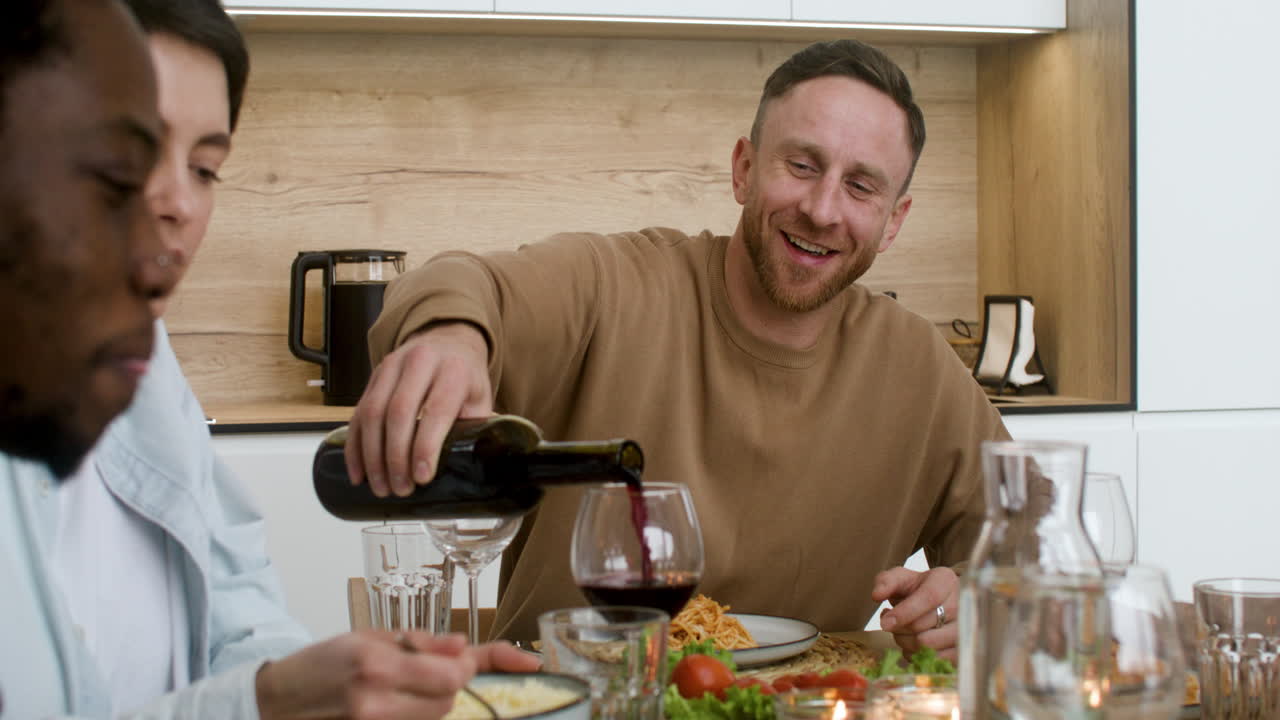 amigos almorzando en el interior