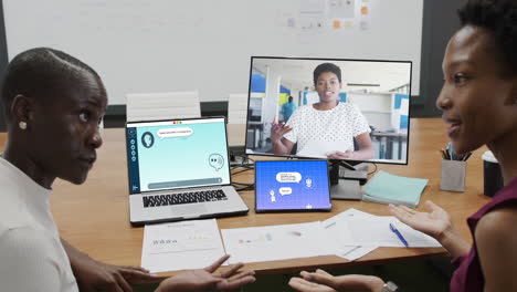 composición de mujeres diversas que usan computadoras portátiles con un chat en la pantalla