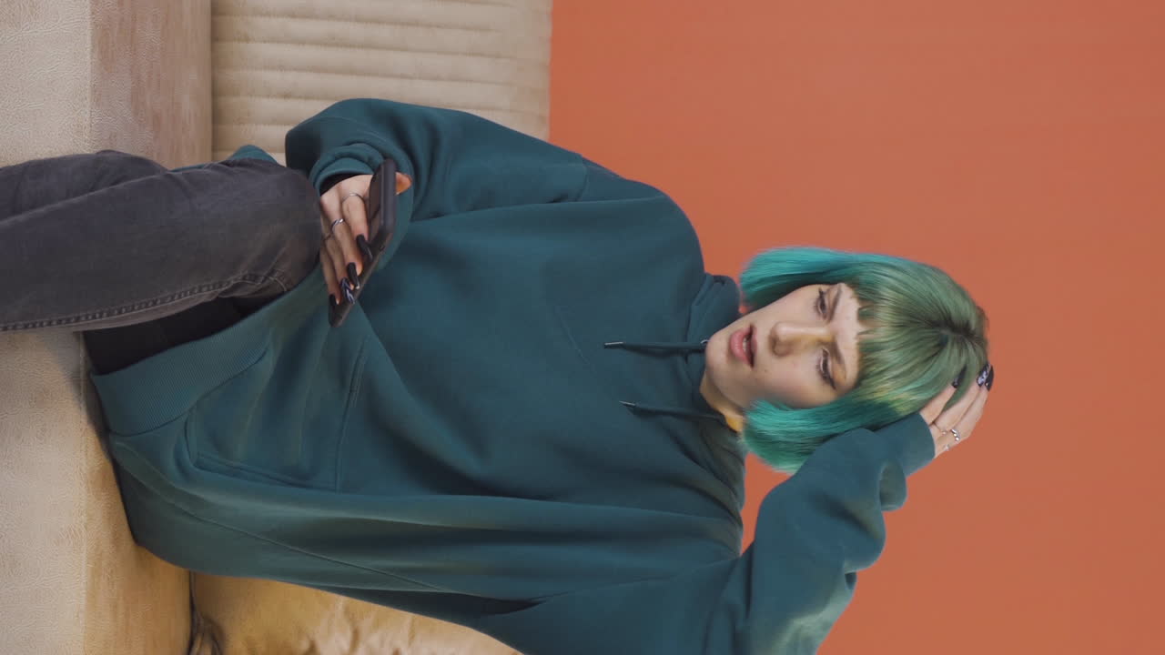 vídeo vertical de una joven frustrada que se enoja.