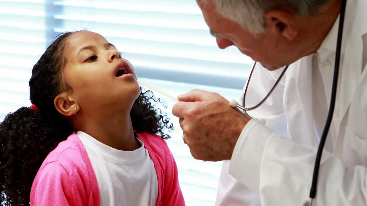 médico examinando la boca del paciente