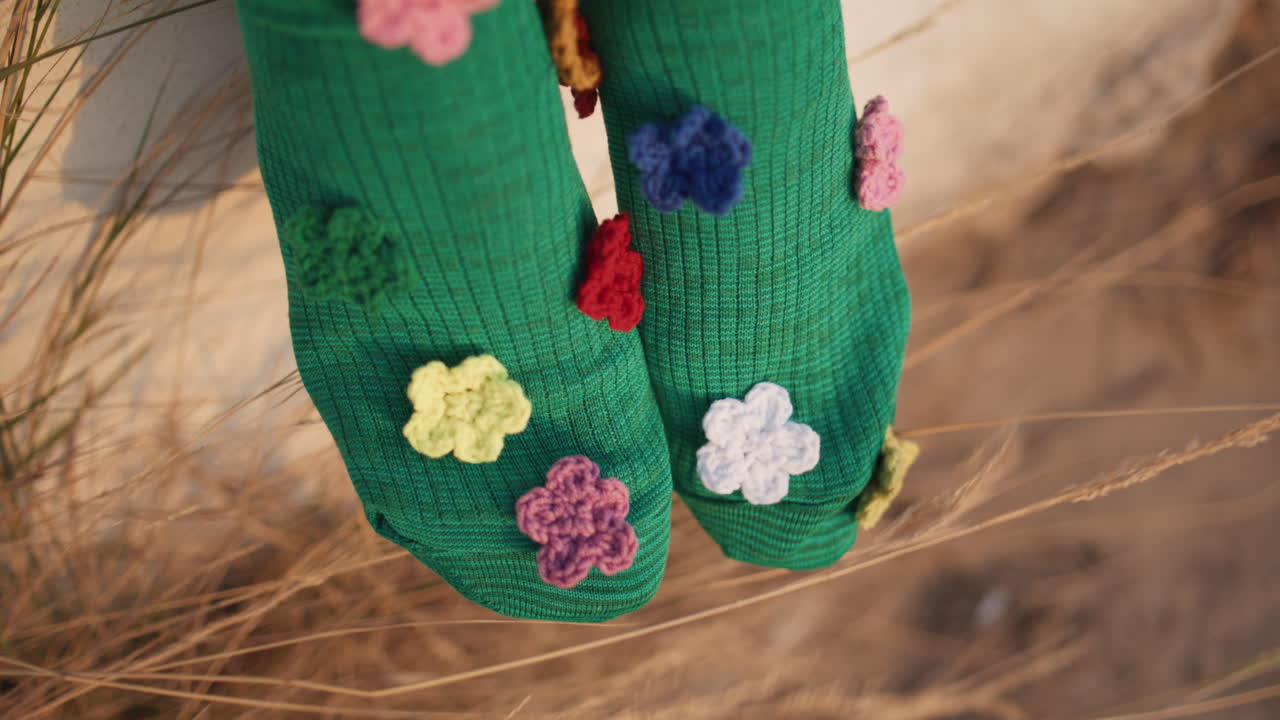 재미있는 디자인으로 근접 발을 움직이는 양말. 다채로운 을 입은 무관심 한 소녀