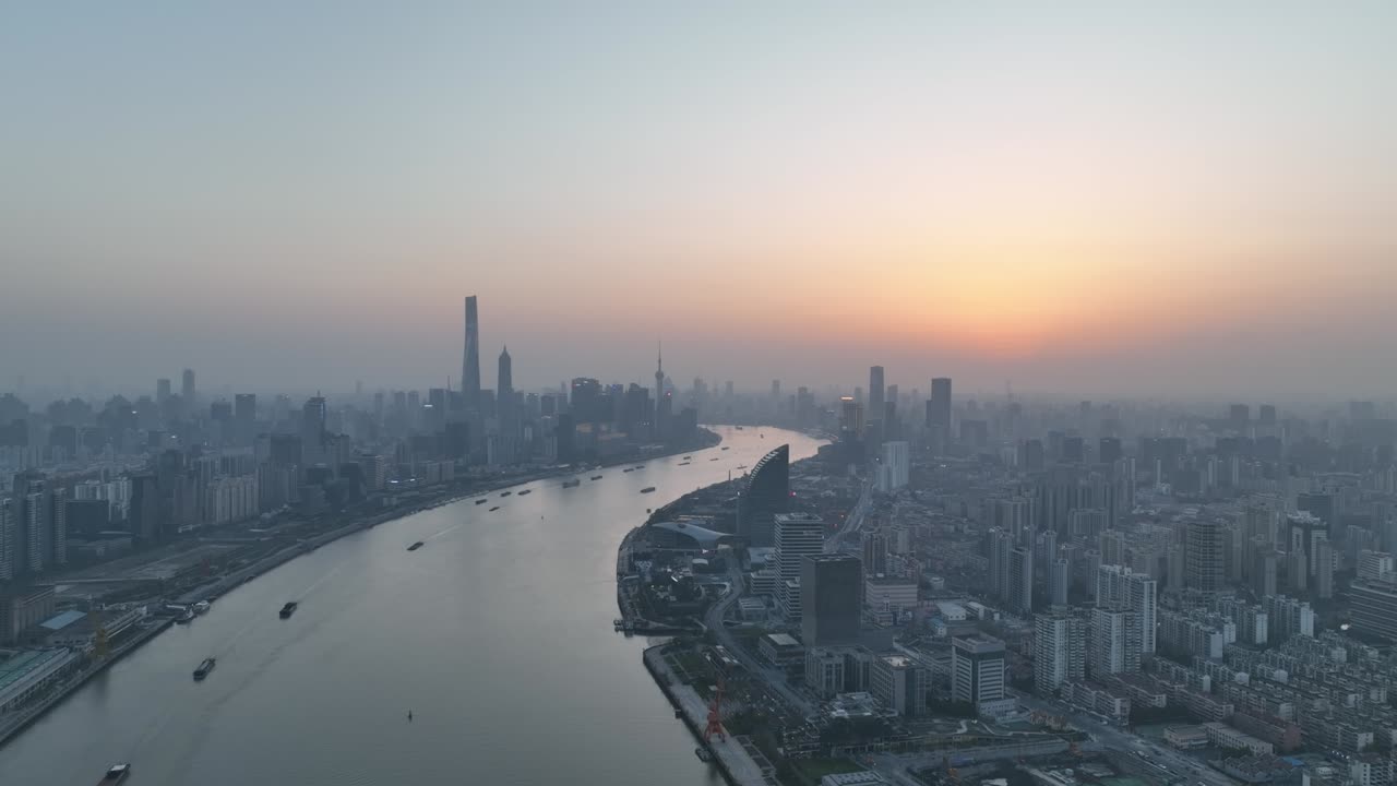 vista aérea de drones de la puesta de sol en el río huangpu en el centro de shanghai, china