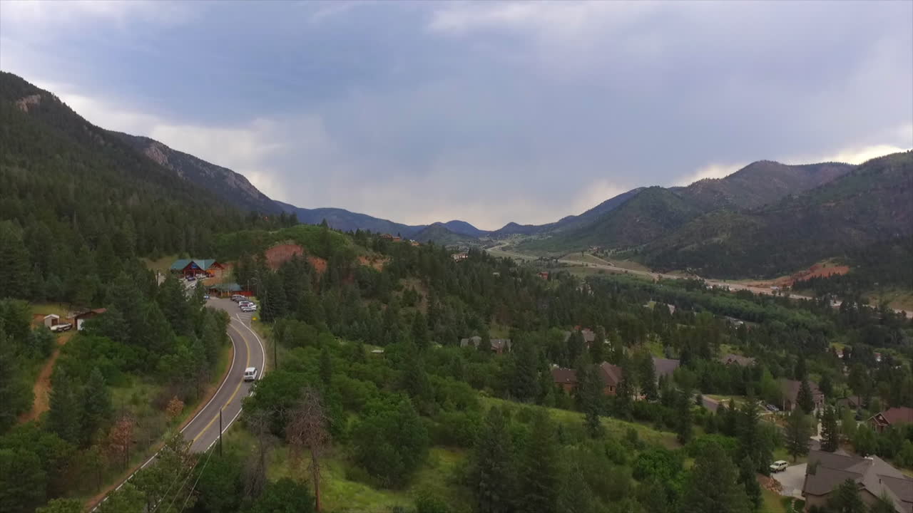 una toma cinematográfica de un dron que recorre un hermoso paisaje en algún lugar de colorado