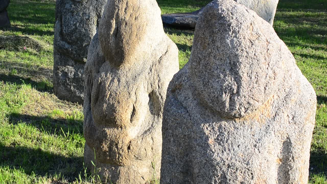 Polovtsiske stenstatuer. Ukraine. Fremstillet i det 9.-13. århundrede. Skulpturerne er lavet af grå sandsten.
