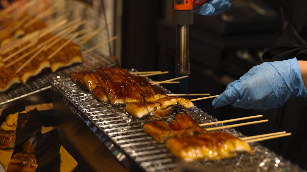 나무 석탄 그릴 에 갈고리 스피어 를 요리 하는 것