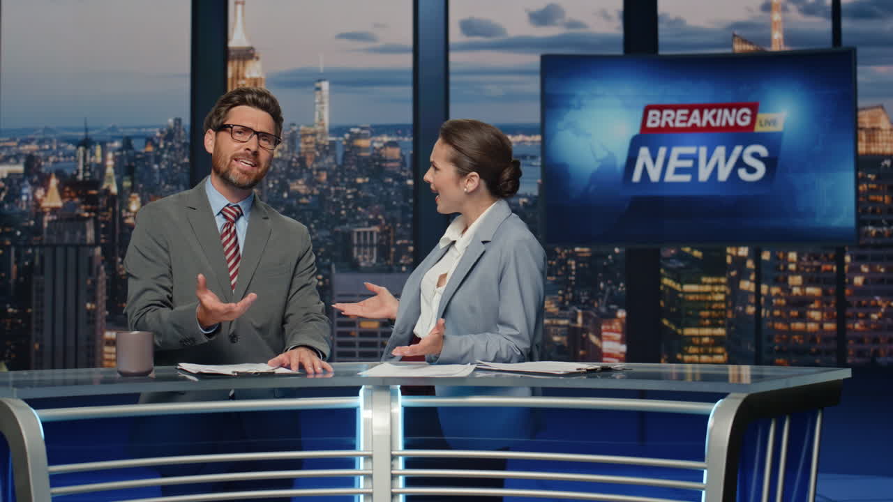 los lectores de noticias discutiendo en vivo el noticiero de televisión emocional en el estudio de media night closeup