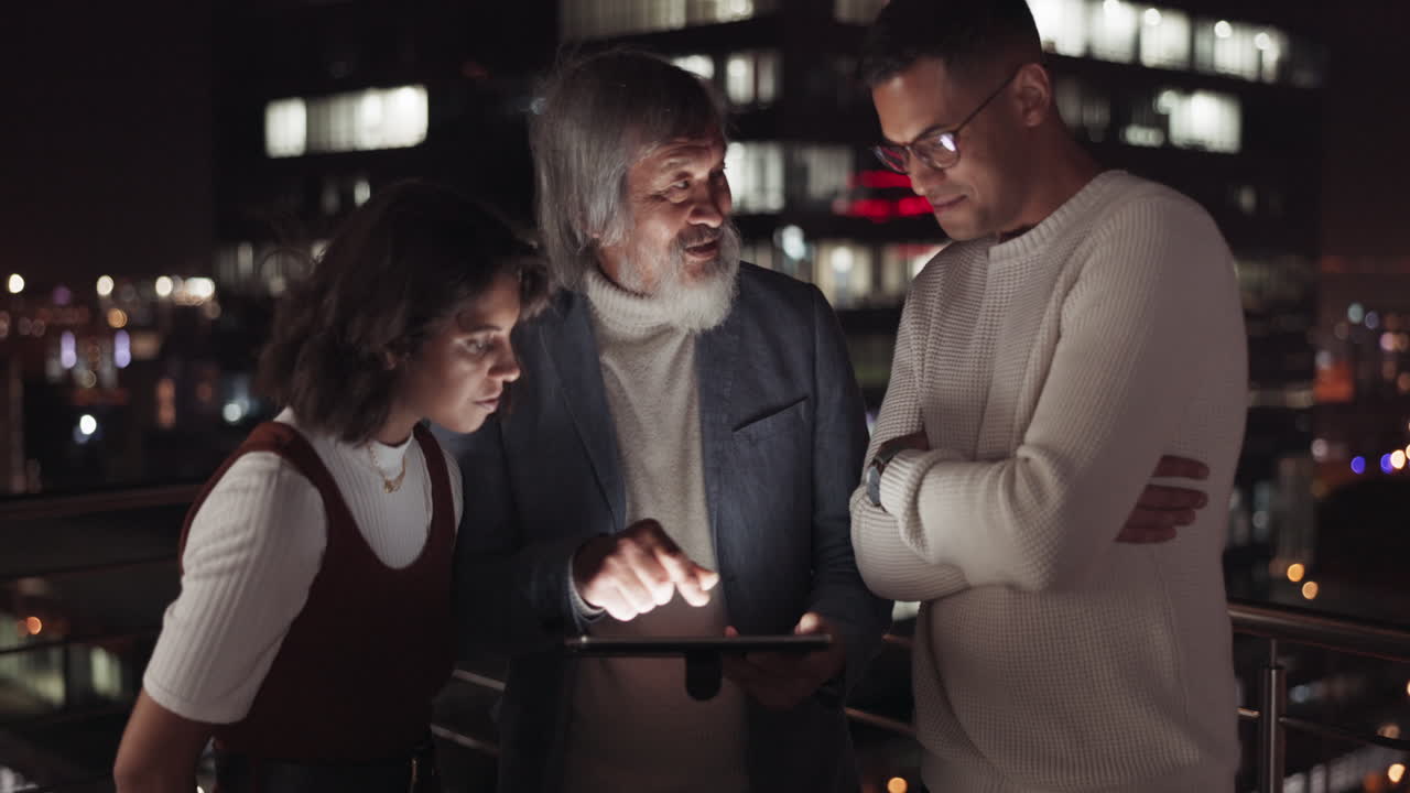 밤, 도시 및 사업가 태블릿