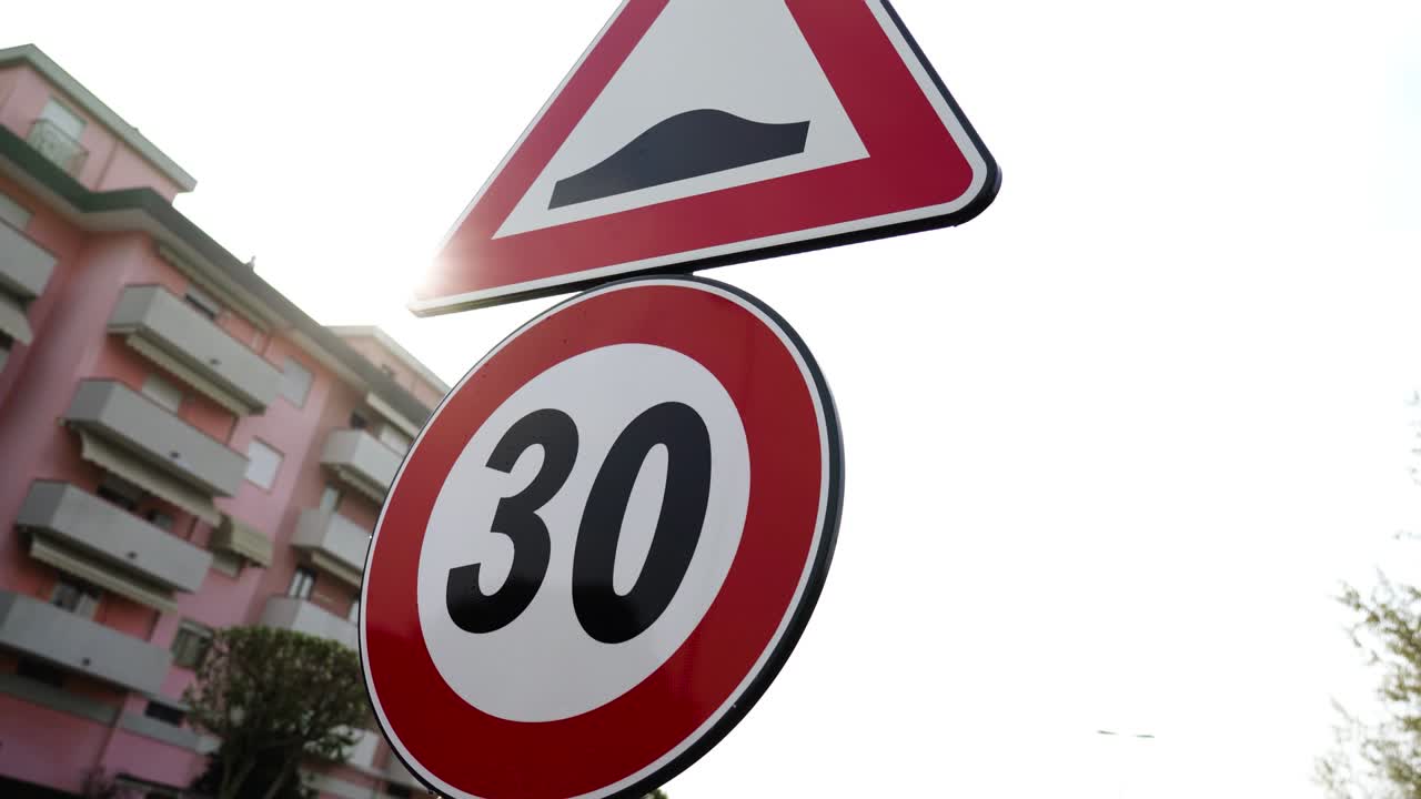 현대 아파트 건물에 대한 제한적인 도로 표지판