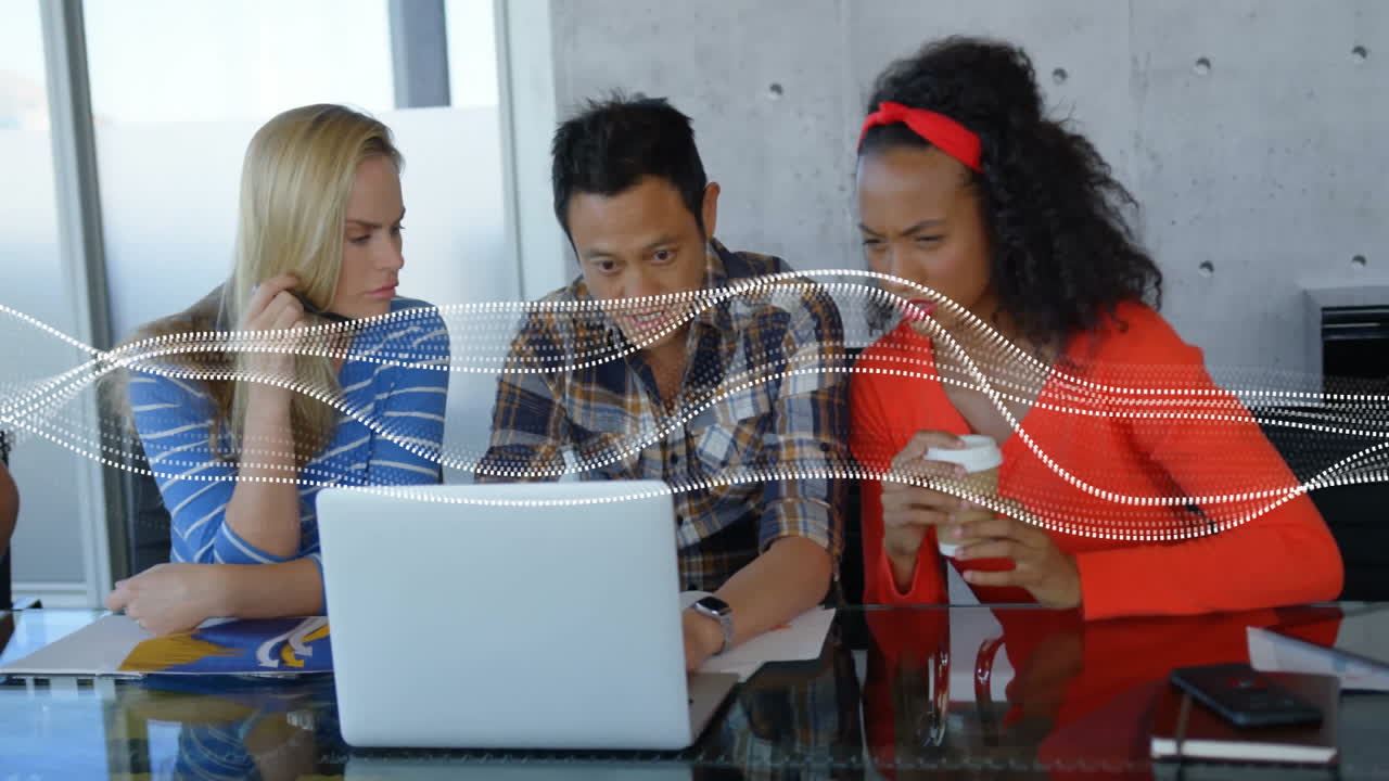 animación de ondas de datos sobre diversos colegas que colaboran en la computadora portátil en la oficina