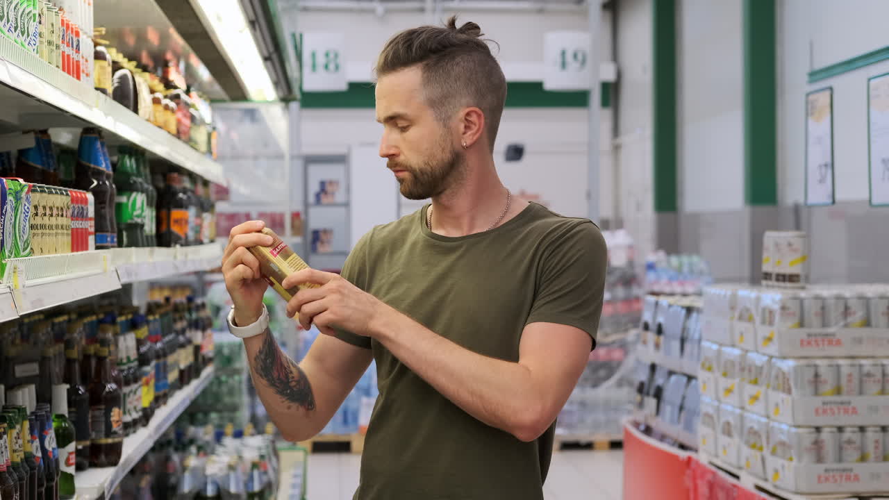 hombre comprando bebidas en una tienda de comestibles