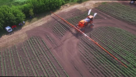 Landwirtschaftliches-Sprühgerät,-Das-Sich-Auf-Dem-Landwirtschaftlichen-Feld-Bewegt-Und-Eine-Bewässerungsanlage-Herstellt