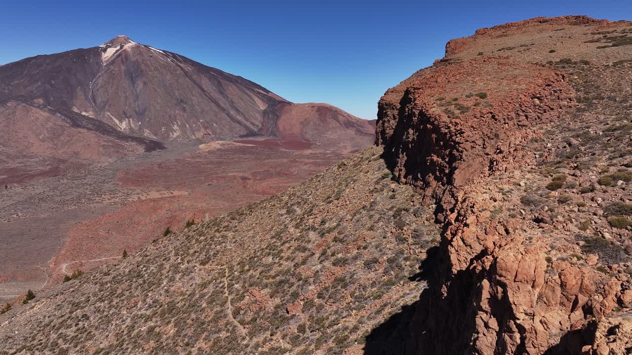 Volo lungo il Monte Guajara con il vulcano Teide sullo sfondo. Tenerife. Isole Canarie. Video aereo