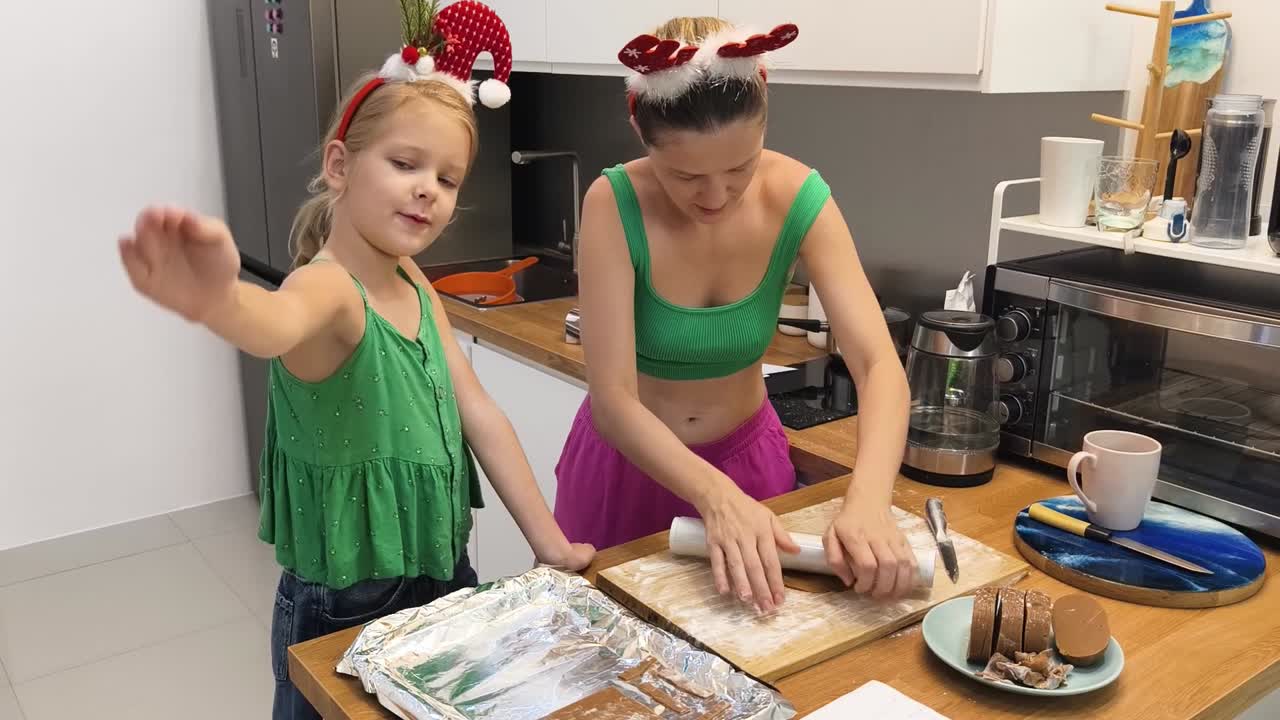 엄마와 딸이 크리스마스 쿠키를 만들고