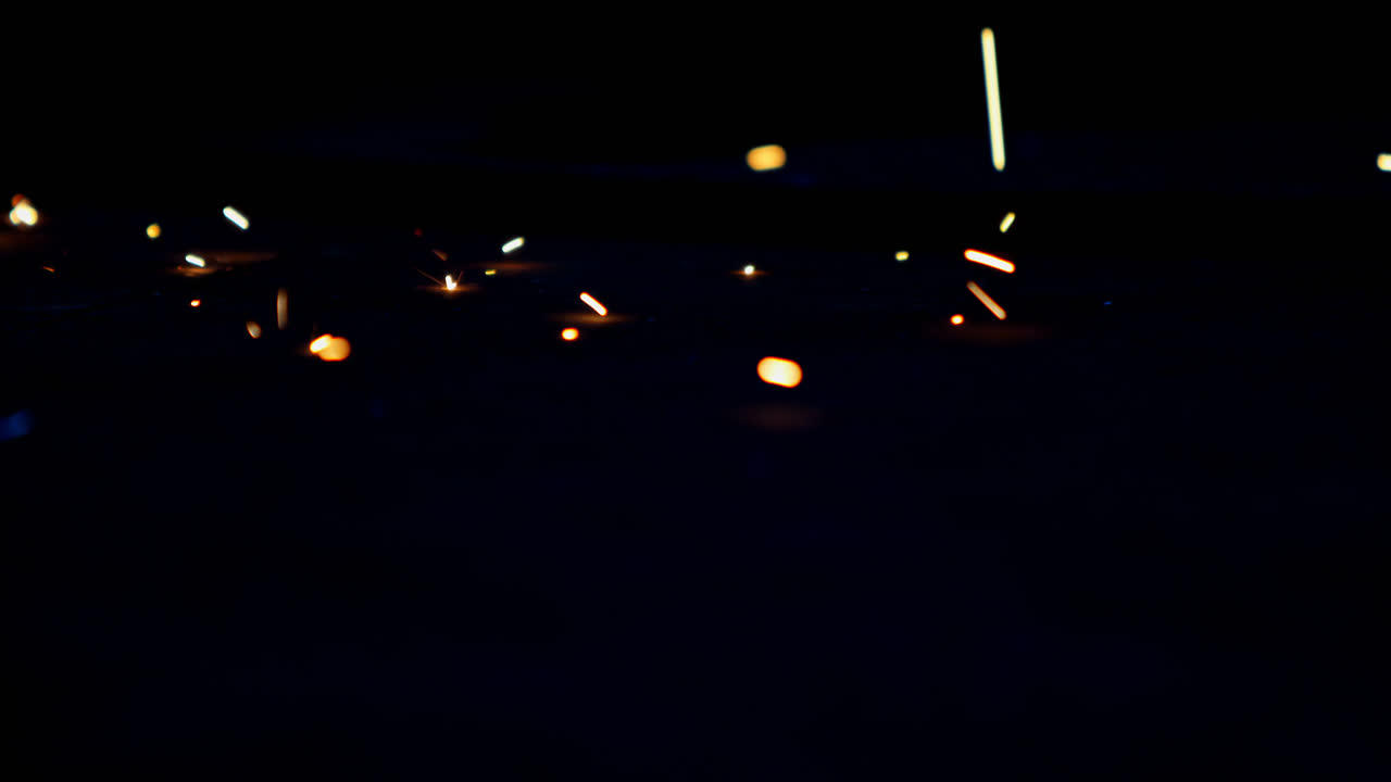 manejando chispas que caen en el taller 4k