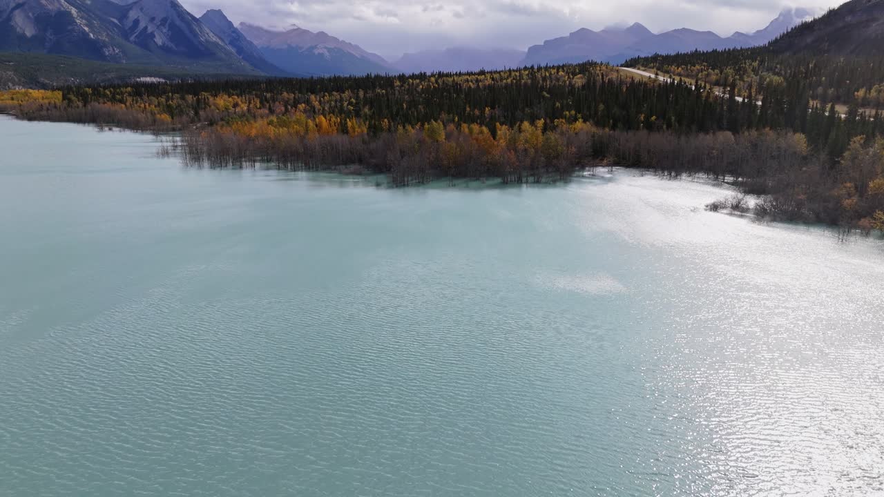 Sorvolando le spettacolari acque del Lago Abraham