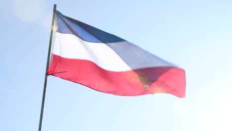 Bandera-Holandesa-Al-Revés-Ondeando-En-El-Viento-Como-Protesta