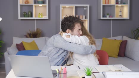 La-Madre-Se-Regocija-Con-Su-Hijo-Exitoso-Que-Es-El-Ganador.