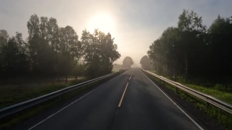 Nebel-Auf-Einer-Norwegischen-Straße.-POV-Autofahrt.-Fahrzeugperspektive-Autofahren-Auf-Einer-Straße-In-Norwegen.