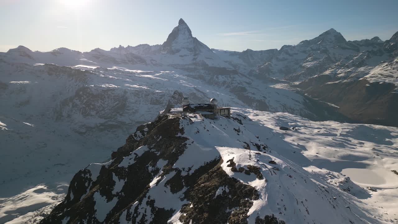 drone orbita sobre la plataforma de observación gornergrat