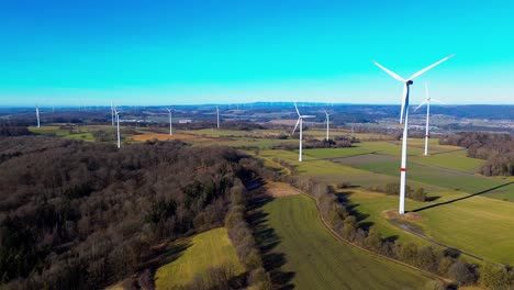 Anmutige-Windräder-über-Grünen-Feldern-Vor-Einem-Lebendigen-Himmel