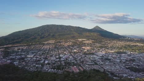 vista de pájaro del municipio de santa tecla en el salvador con paisaje montañoso de fondo en un día soleado
