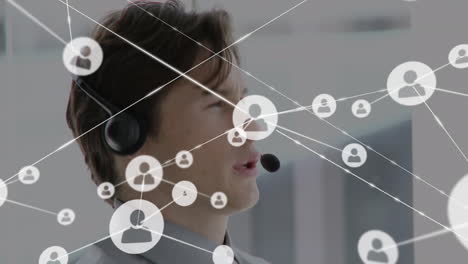 animación de la red de conexiones e iconos sobre un hombre de negocios con auriculares