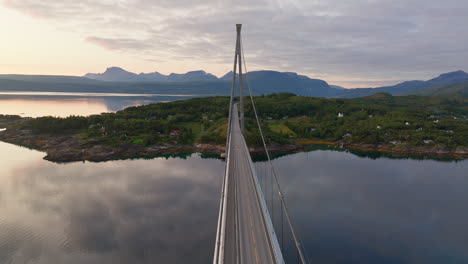 puente colgante de halogaland sobre el fiordo de rombaks, narvik, noruega