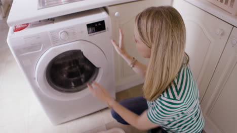 mujer lavando la ropa