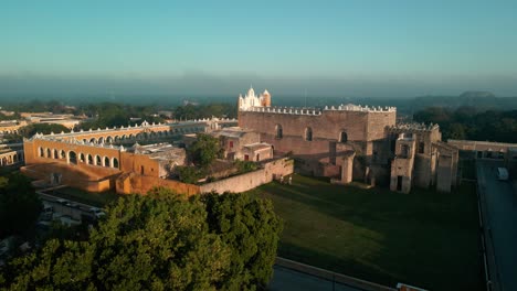 atterrando nella chiesa più grande del messico, izamal