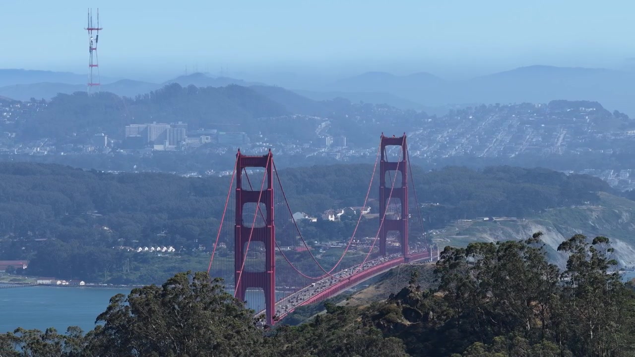 Golden Gate Bridge rivelato da un drone che esegue una panoramica da destra a sinistra attraverso gli alberi.