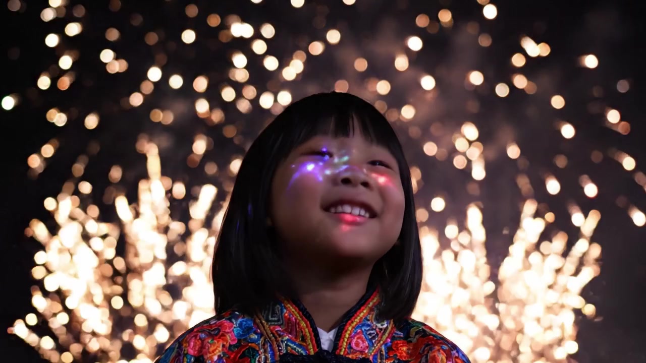 La cautivadora conexión de un niño pequeño con la celebración: Rodeado de fuegos artificiales coloridos y luces mágicas, sus expresiones brillan con alegría y asombro
