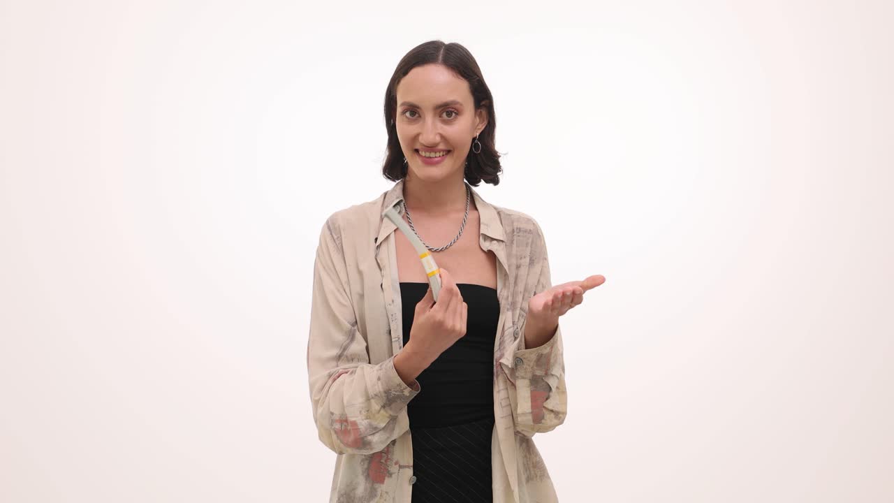 Una mujer con dinero.