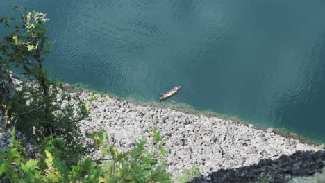 Aterrizaje-En-Canoa-En-Una-Costa-Rocosa-En-El-Desierto-Del-área-De-Canoa-De-Aguas-Fronterizas