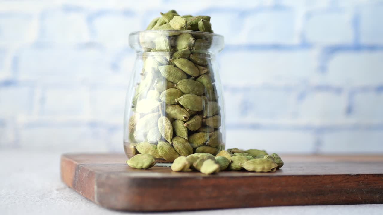 cerrar el cardamomo en un frasco en la mesa,