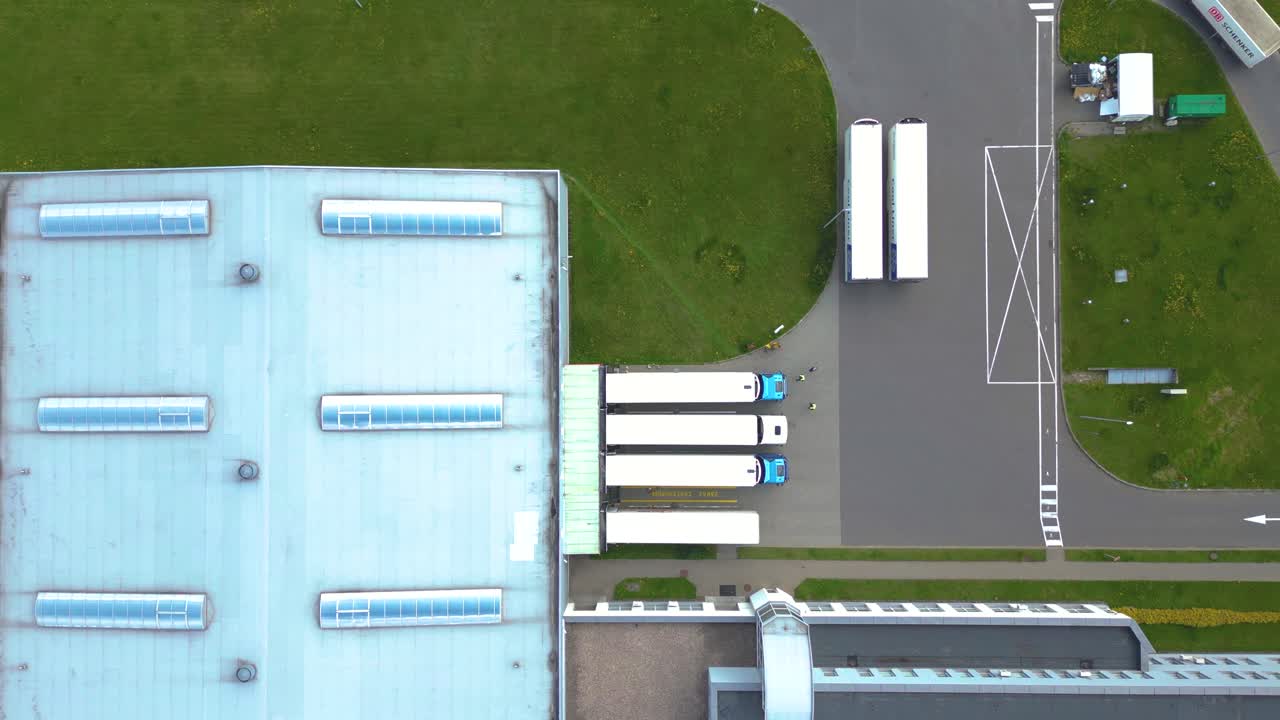 교외 도시 지역의 대형 현대 산업 창고 또는 공장 건물 그룹의 항공 드론 뷰