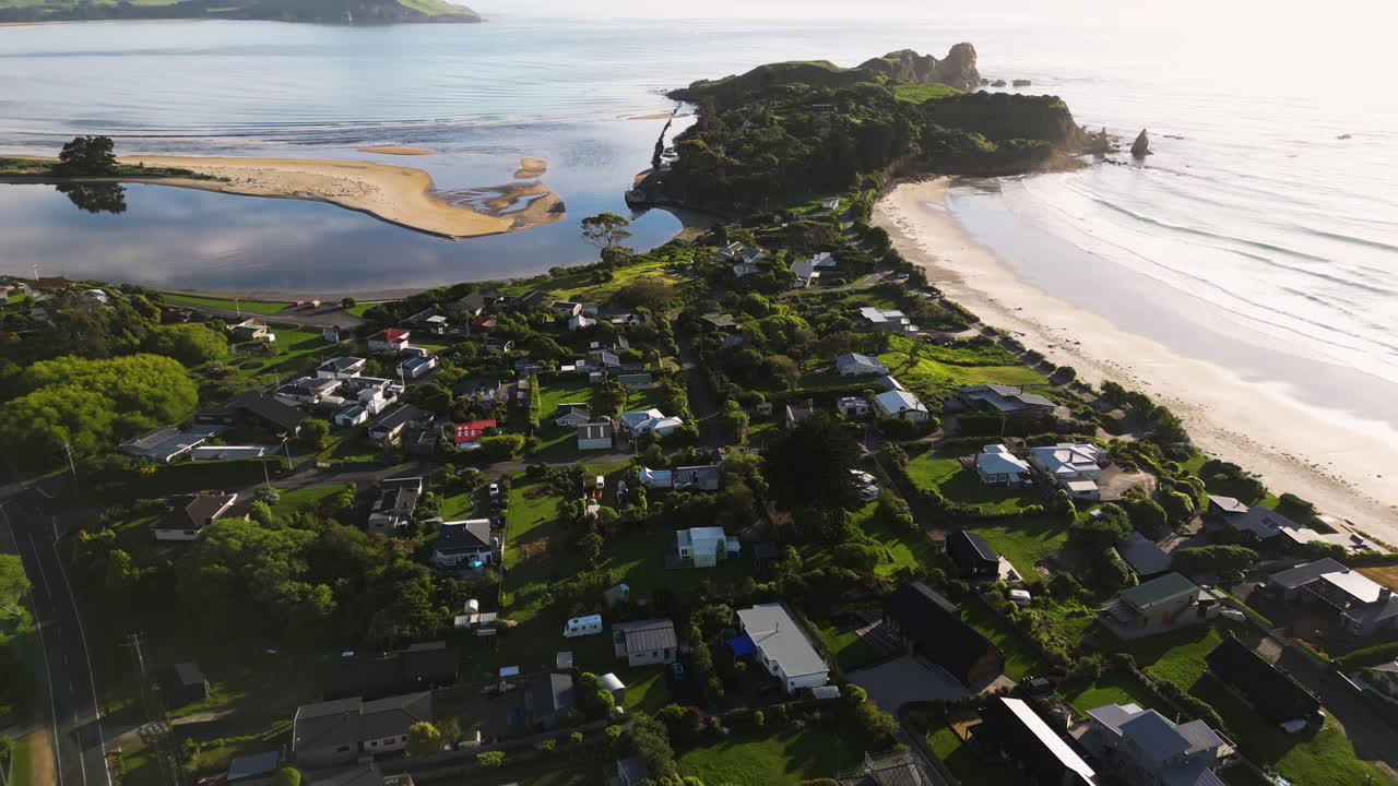 vista aérea de huriawa, comúnmente conocida como península de huriawa o península de karitane, en la costa de otago, nueva zelanda