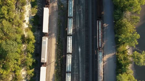 toma de arriba hacia abajo del tren que pasa