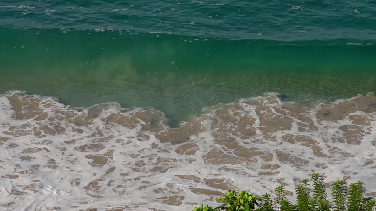 disparo en cámara lenta o ola chocando contra la orilla