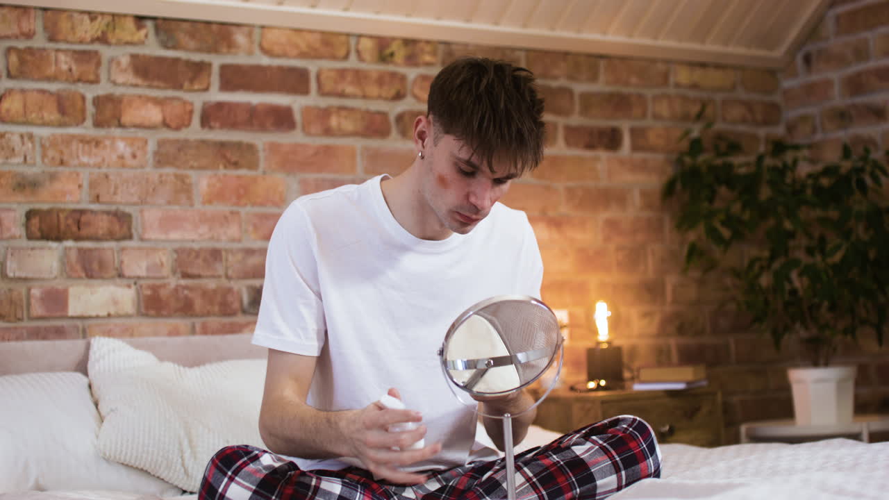 침실에 있는 남자