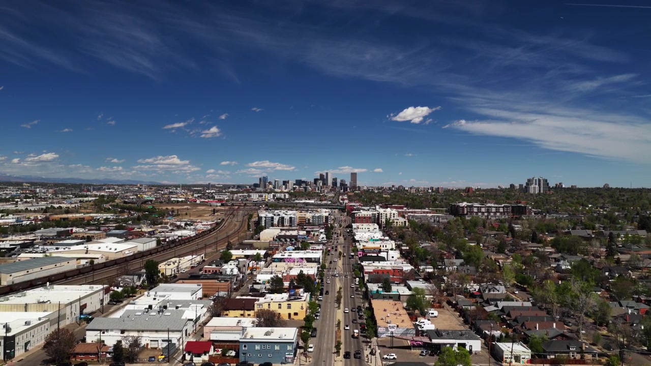 Downtown Denver by, S Broadway bybillede landskab, forår, sommer, solrig morgen, Burnham Yard rangerbanegård, luftfoto med drone, Colorado i25, biler, trafik, bybygninger, Front Range, fremadgående bevægelse.