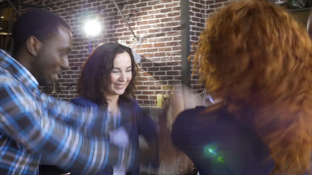 성공을 축하하는 팀