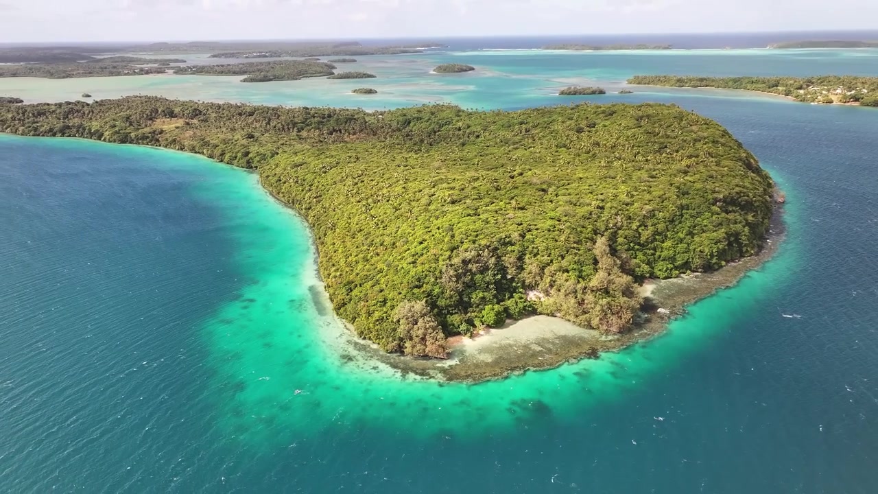 Paesaggio tranquillo di un'isola remota nell'Oceano Pacifico. Barriera corallina, piccola spiaggia sabbiosa e giungla verde. Vava'u, Tonga