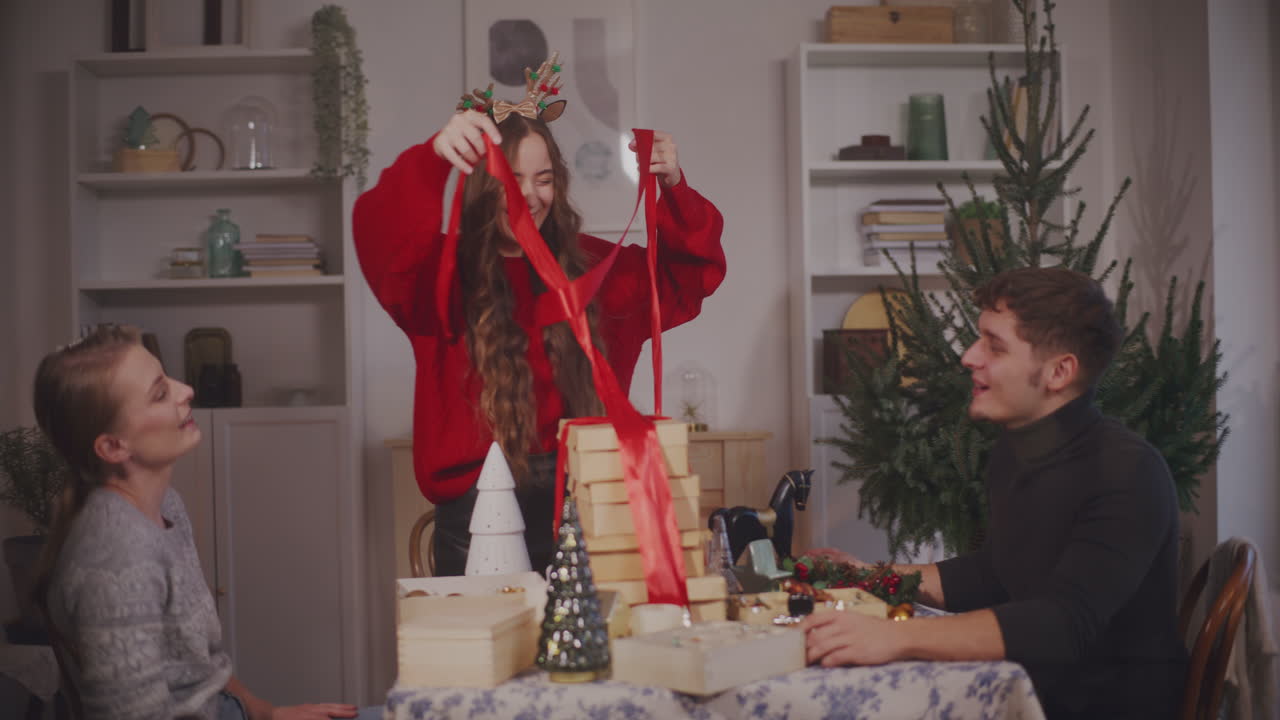 mujer quitando la cinta de las cajas de regalos de los amigos