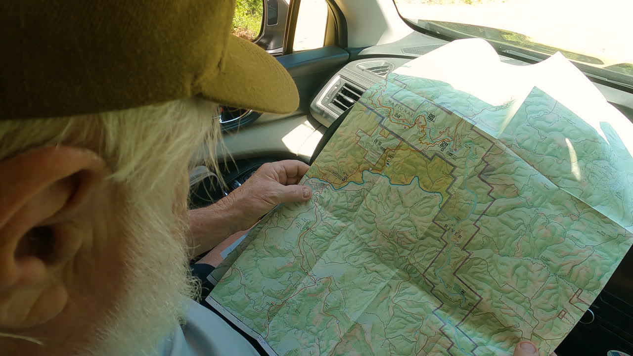 anciano con un oso blanco recordando viajes de senderismo pasados