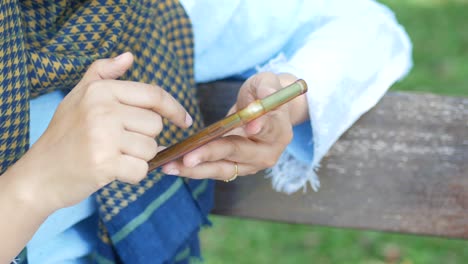 Nahaufnahme-Einer-Frau,-Die-Ihr-Smartphone-In-Der-Hand-Hält