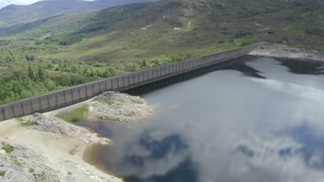 una vista aérea de la represa de cluanie en loch cluanie en un buen día