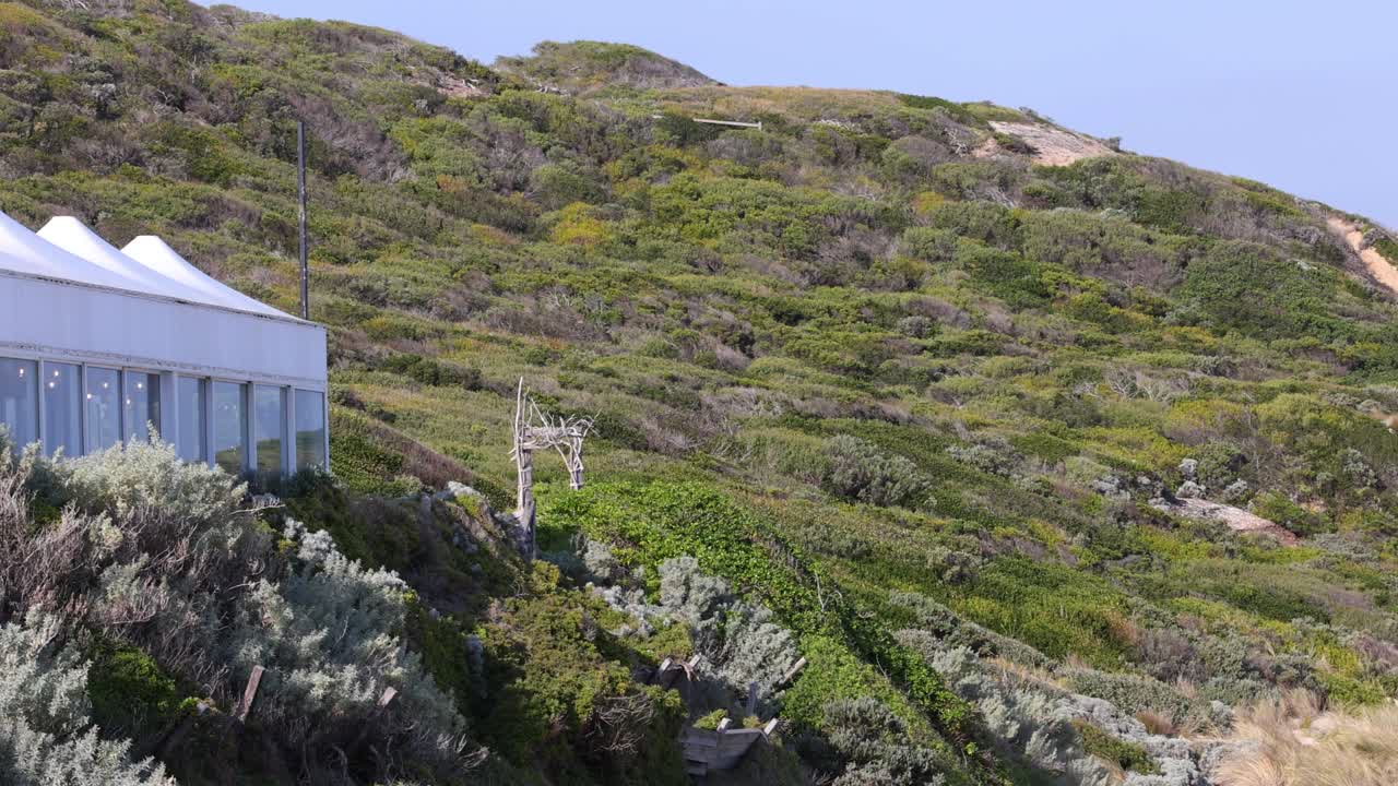 las olas se estrellan en la costa rocosa de sorrento.