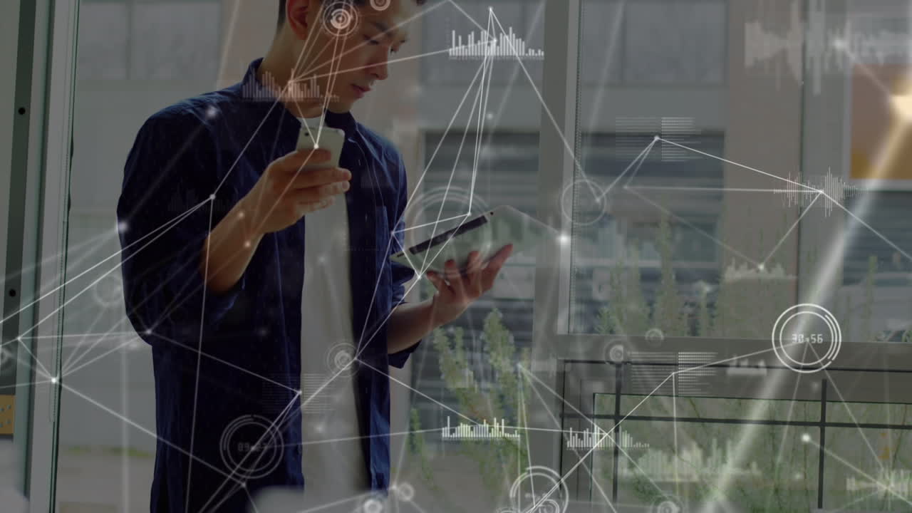 animación de la red de conexiones y procesamiento de datos sobre empresario biracial en la oficina