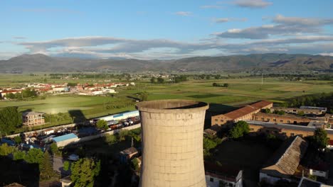 sitio industrial de un complejo con estación de planta de carbón, torre de chimenea alta en albania